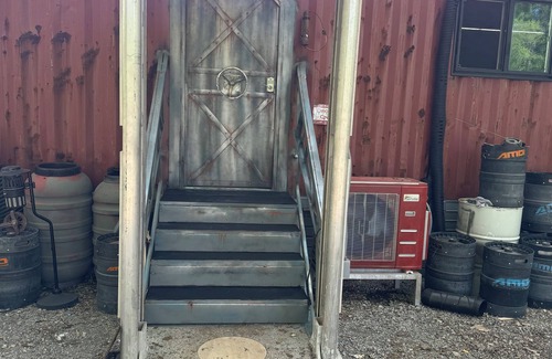 West Siloam Springs Cabin | Spaceship Cabin with rooftop deck.