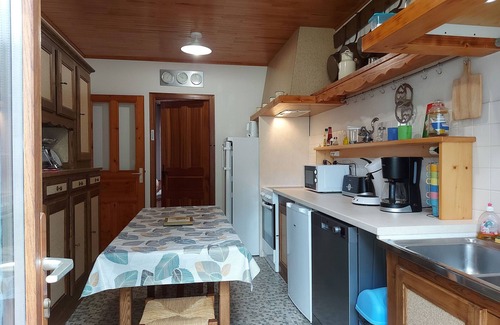 La Bazoche-Gouet Cottage | Spacieuse Maison Familiale: Jardin Clos, 9 Pers, Bébé, BBQ & Proximité Commerces