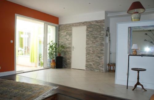 Bessan House | Spacieuse maison de village climatisée avec jardin patio
