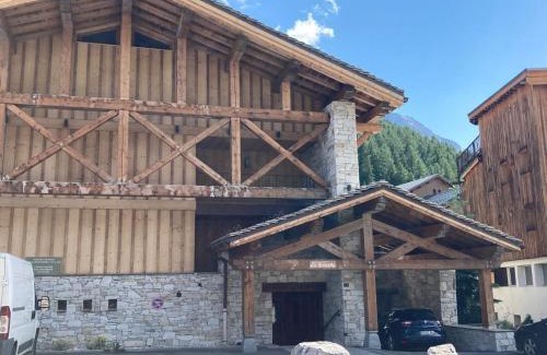 Val-d'Isere Apartment | Spacieux 4 pièces avec cheminée, balcon et parking à Val-d'Isère - FR-1-567-67