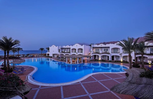 Dahab Hotel | Spacious Room with Balcony Overlooking Pristine Beach - with 2 Swimming Pool