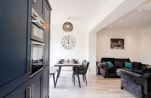 Hunts Cross House | Spacious 3-Bed by Beatles Attractions & Transport