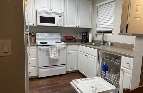 Davis Apartment | Spacious 1-bedroom apartment with pool and gym