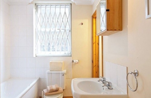 Camden Town Apartment | Spacious 1 bedroom Apt for 5 - Central, Free WIFI