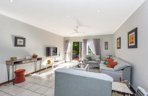 Greater Johannesburg Metropolitan Area House | Spacious 1-Bedroom Cottage in Bryanston