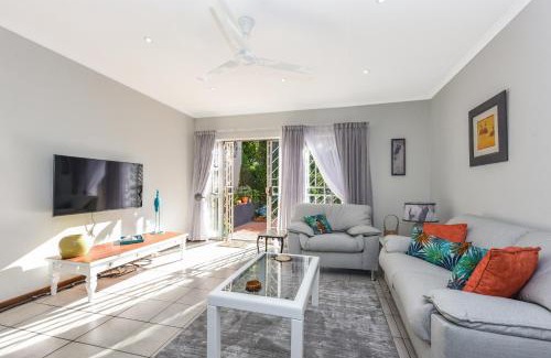 Greater Johannesburg Metropolitan Area House | Spacious 1-Bedroom Cottage in Bryanston