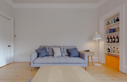 Glasgow Westend Apartment | Spacious 1 Bedroom West End Apartment near Byres Road