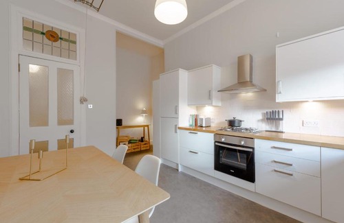 Glasgow Westend Apartment | Spacious 1 Bedroom West End Apartment near Byres Road