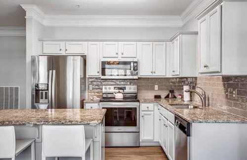 Historic Waverly Apartment | Spacious 1 Bedroom with Pool, Gym and Private Patio in 12 South/Melrose