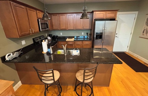Albany Apartment | Spacious 1 BR apt in converted industrial building. 1 block from Washington Park