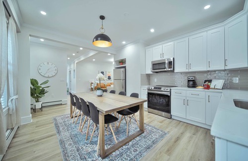 Meeting House Hill House | Spacious 10 BR 2 units duplex style near train to Downtown