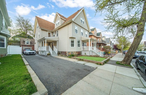 Meeting House Hill House | Spacious 10 BR 2 units duplex style near train to Downtown