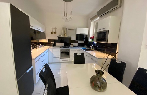 Tisztviselotelep Apartment | Spacious 158m² Apartment Balcony 2 Bathrooms Modern Kitchen 30m to Metro