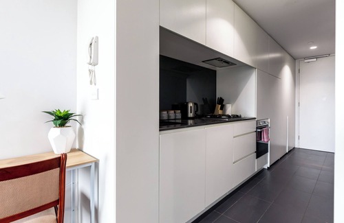 Prahran Apartment | Spacious 1BD in Prahran -50 mtrs to Chapel Street!