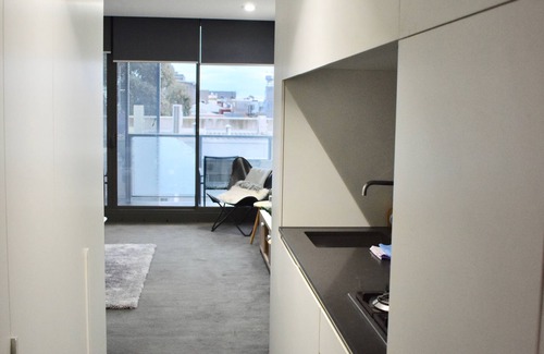 Prahran Apartment | Spacious 1BD in Prahran -50 mtrs to Chapel Street!