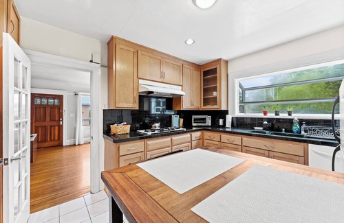 Sunnyside House | Spacious 1BR/1BA Guest Suite with Kitchen +Parking