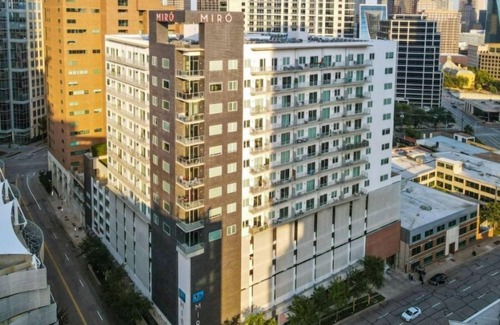 Uptown Condo | Spacious 1BR at Miro – Rooftop Pool & Entertainment Spaces