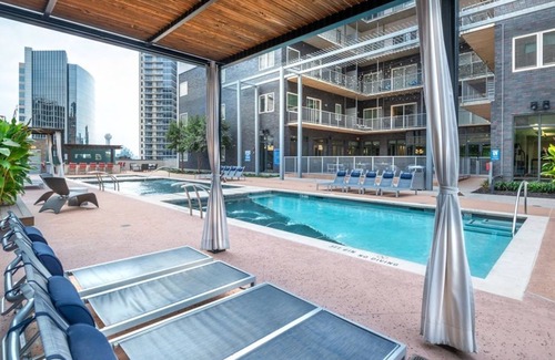 Uptown Condo | Spacious 1BR at Miro – Rooftop Pool & Entertainment Spaces