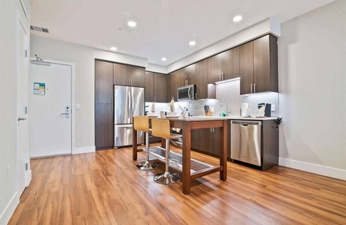 Shoreline West Apartment | Spacious 1BR | Free WiFi | Laundry | Near Castro Street