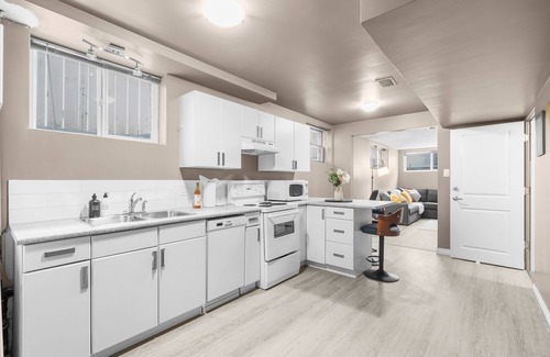 Edmonton Apartment | Spacious 1BR Suite Near University of Alberta, Hospital, Whyte Ave, River Valley