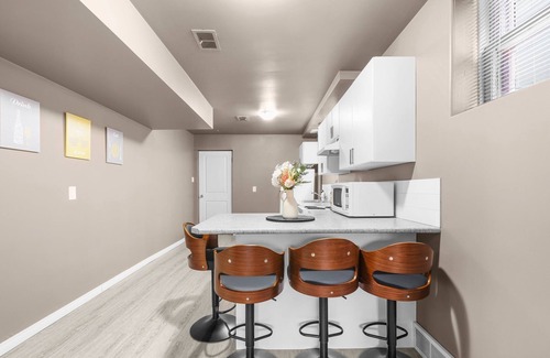 Edmonton Apartment | Spacious 1BR Suite Near University of Alberta, Hospital, Whyte Ave, River Valley