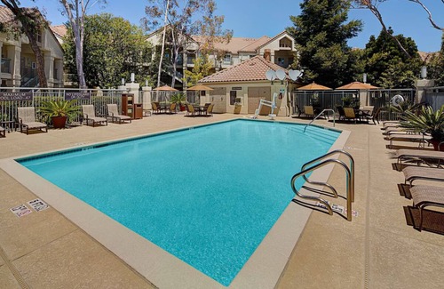 Belmont Hotel | Spacious 1BR Suite w/Full Kitchen, Outdoor Pool, and Excellent Breakfast