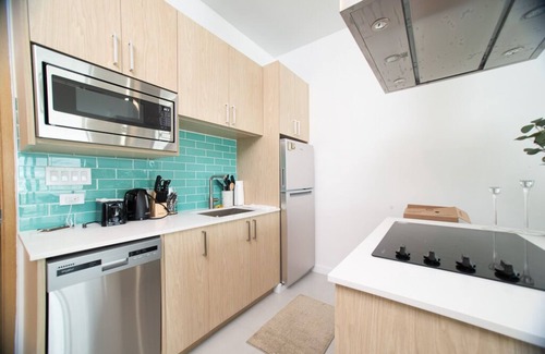 Grand Harbour Apartment | Spacious 1BR with Rooftop Pool, Island Views, Full Kitchen & Washer/Dryer