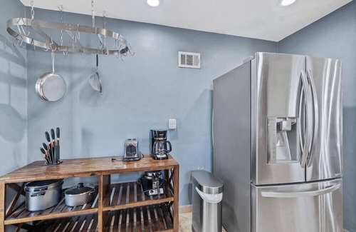 Belleville House | Spacious 2/1 w/large yard only 20 min to STL Arch