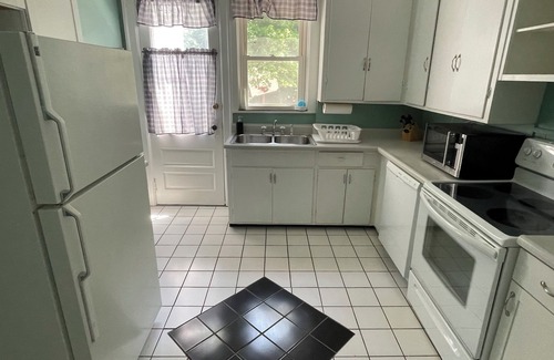 Lima House | Spacious 2 bed 1 bath in the center of Lima resting on the park