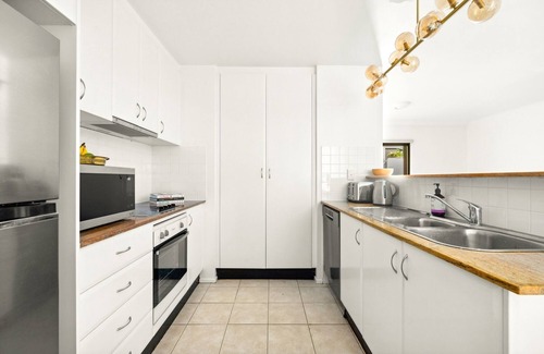 Avalon Beach Apartment | Spacious 2-Bed, 2-Bath Moments from Avalon Beach