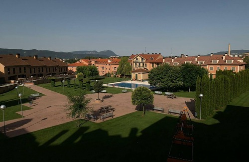 Jaca Apartment | Spacious 2-Bed Apartment with Pool, Balcony & Garage in Jaca