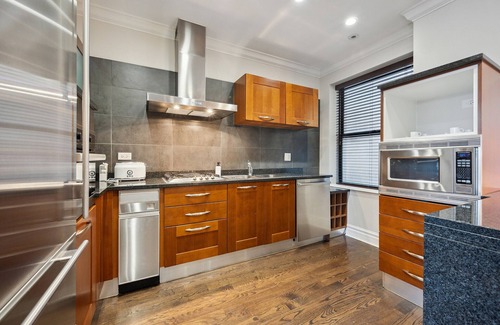 Gold Coast Apartment | Spacious 2 Bed Downtown Chicago with Housekeeping and Laundry. Dogs Welcome.