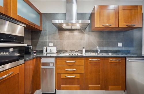 Gold Coast Apartment | Spacious 2 Bed Downtown Chicago with Housekeeping and Laundry. Dogs Welcome.
