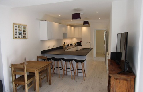 Rottingdean Apartment | Spacious 2 bed flat with free Parking in Rottingdean