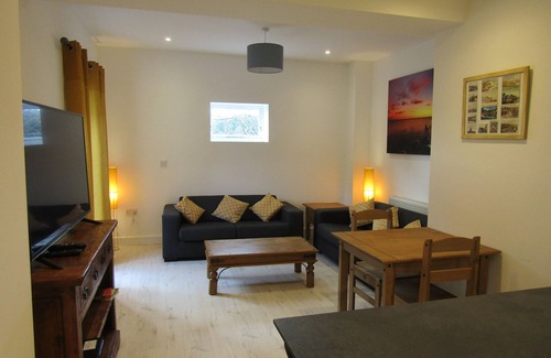 Rottingdean Apartment | Spacious 2 bed flat with free Parking in Rottingdean