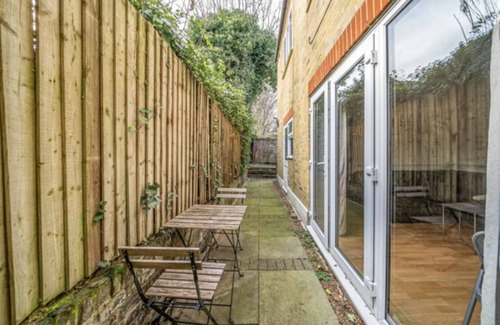 Lewisham Apartment | Spacious 2 bed Ground floor garden flat close to DLR