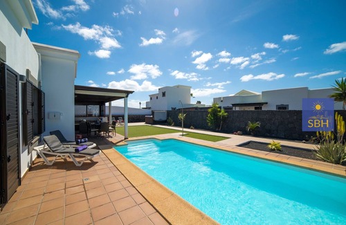 Montana Roja Villa | Spacious 2 bed property with Pool, Hot tub and Air conditioning