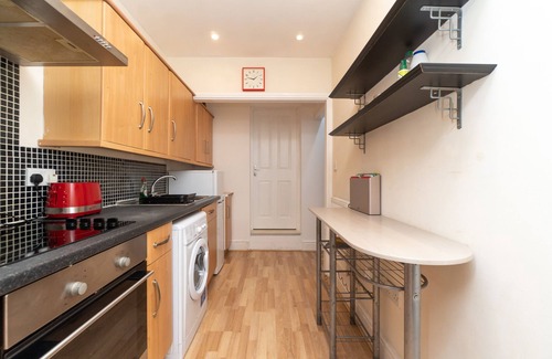 Southville Apartment | Spacious 2 bed Southville flat near Harbourside