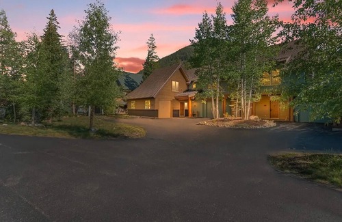 Keystone House | Spacious 2-bedroom 2.5 Bath Townhome Walking Distance to World Class Skiing!