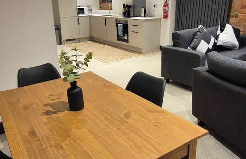 Newark Apartment | Spacious 2 Bedroom Apartment in Central Newark