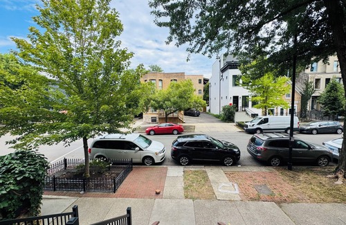 Sheffield Neighbors Apartment | Spacious 2-bedroom apartment with AC in vibrant Chicago