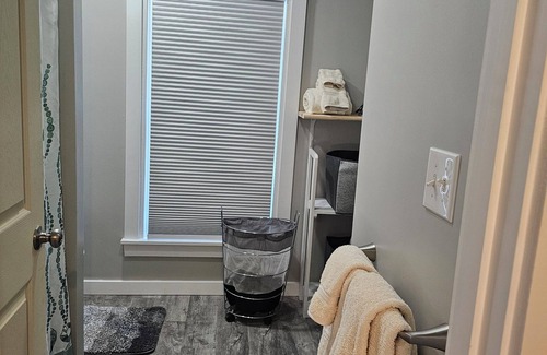 Bangor Apartment | Spacious 2-bedroom apartment and sofa bed with AC, WiFi in delightful Bangor.