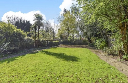 Ealing Common Apartment | Spacious 2-Bedroom Flat with 3 Beds in Ealing, W5
