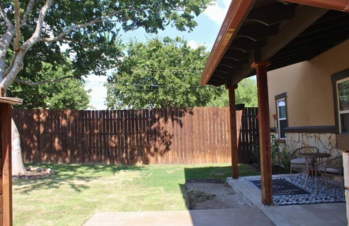 Buda House | Spacious 2-bedroom house in lovely Buda with fitness room, office, and 2 patios!