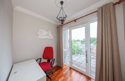 Irishtown Apartment | Spacious 2 bedroom property close to city centre.