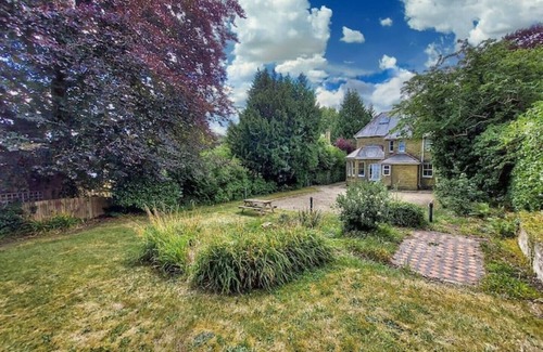 Reigate Apartment | Spacious 2 Bedroom Serviced Apartment in Reigate, Surrey