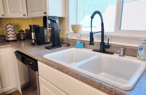 Concord Apartment | Spacious 2-bedroom Top Unit w/Laundry 5 Mins to Downtown Concord