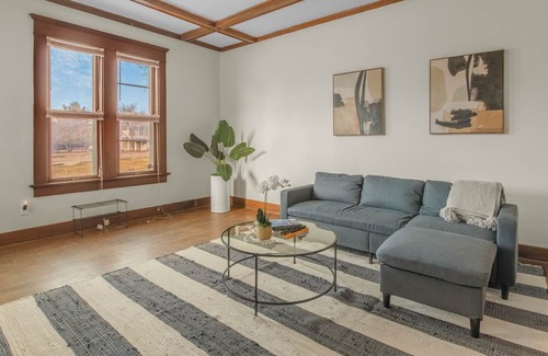 Old Northside Apartment | Spacious 2 Bedroom Apartment - Close To It All!