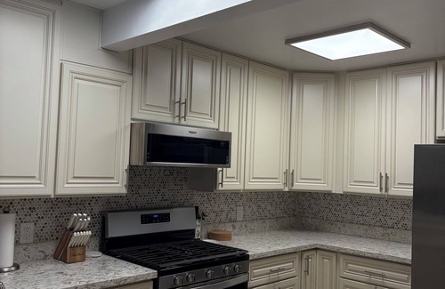 Compton House | Spacious 2-bedroom house with King Bed, WiFi, near LAX, Sofi, Dignity