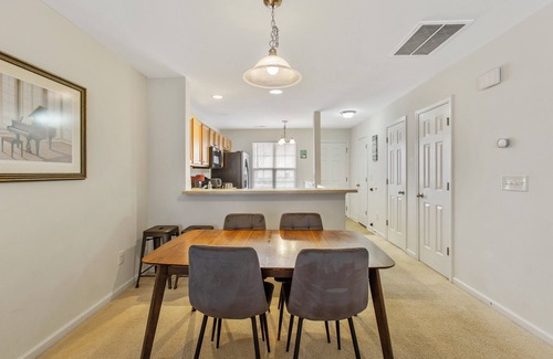 Northeast Raleigh House | Spacious 2 bedrooms townhouse by the Greenway/Pool access